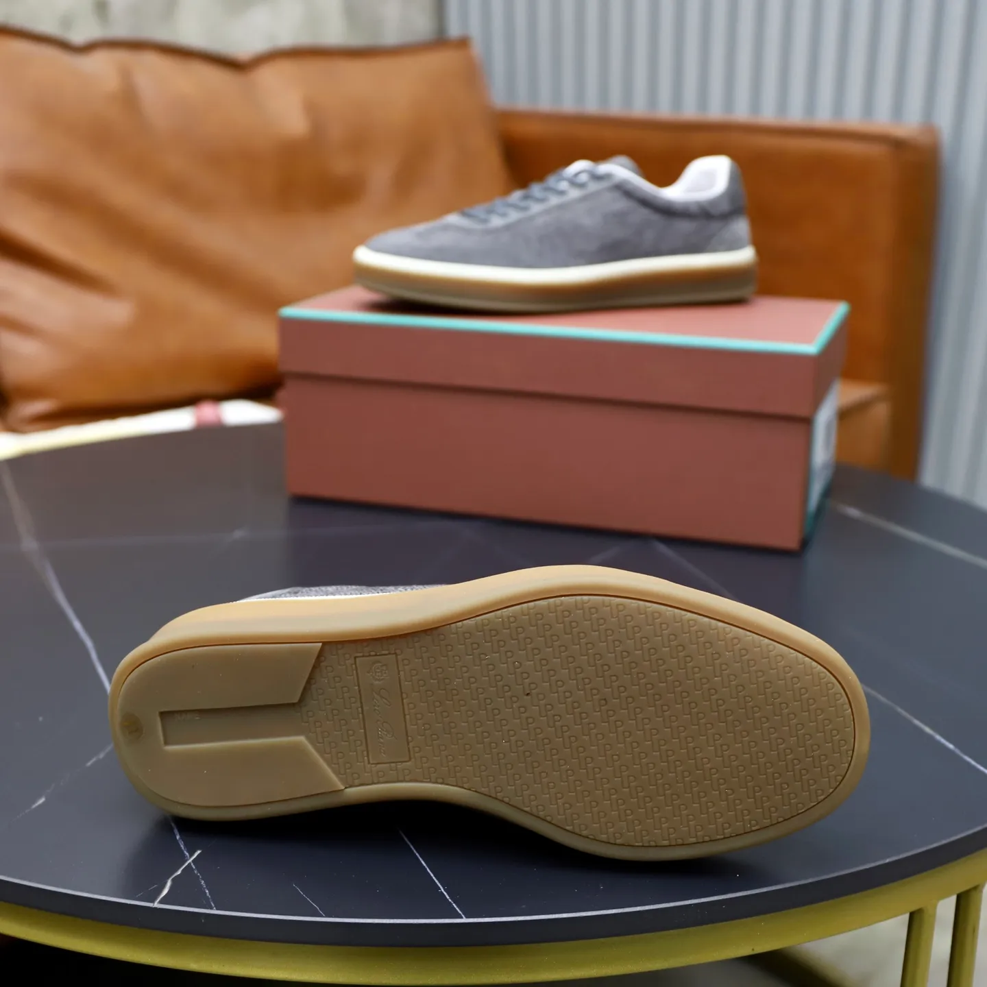 Ex-factory price: 540💰Loro Riana men’s moral training sneakers! Made from high-quality materials and designed in a low-cut silhouette, it offers an elegant and stylish look that's suitable for year-round wear. The unique double-layer sole aesthetic design, caramel cup-shaped outsole is decorated with off-white rubber trim, creating an attractive color combination. Pair with tailored pieces or jeans for a sophisticated yet casual look. The heel is decorated with soft cow leather tongue with Kummel color inserts and cotton laces with embossed LP logo. Upper: cow split suede stitching knitted fabric. Lining: original thickened soft sheepskin. Size: 38-39-40-41-42-43-44 (customized in 45.46)